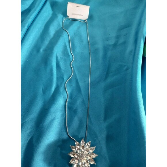 Beautiful Crystal Fashion Necklace 28in Adjustable Chain. - Picture 4 of 5